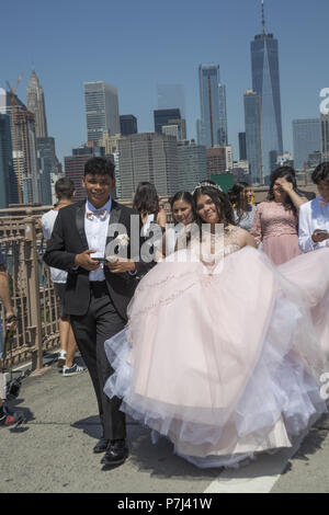 Quince años, Quinceañera et coing) est une célébration d'un 15e anniversaire de la jeune fille. Il a ses racines culturelles en Amérique latine, mais est largement célébré aujourd'hui l'ensemble des Amériques. La fille célèbre son 15e anniversaire est une quinceañera. Fille d'anniversaire avec la famille et les amis, traverse le pont de Brooklyn à New York. Banque D'Images