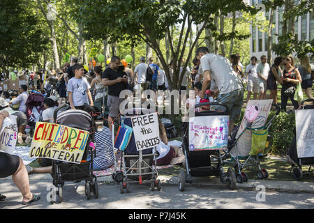 Dans une journée nationale de protestation contre le traitement injuste et cruelle des familles à la frontière mexicaine des milliers de New Yorkais se sont rassemblés et ont marché sur le pont de Brooklyn se prononçant contre les fascistes comme les politiques d'immigration de l'atout de l'Administration. Banque D'Images