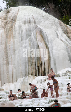 Connue depuis l'étrusques et romains, le Bagni San Filippo (Castiglione d'Orcia - Toscane - Italie) sont un petit thermique hot springs, Banque D'Images