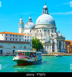 Venise, Italie - 15 juin 2018 : l'eau vénitien le vaporetto sur le Grand Canal près de l'église Santa Maria della Salute à Venise Banque D'Images