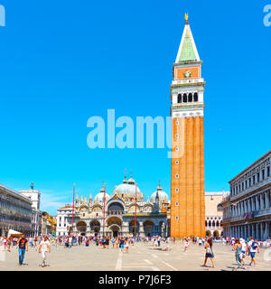 Venise, Italie - 15 juin 2018 : Le Campanile de la Place Saint Marc à Venise et de marcher près de touristes par Banque D'Images