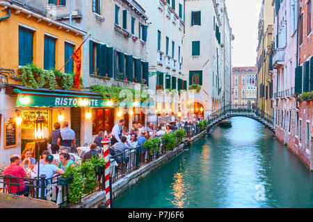 Venise, Italie - 14 juin 2018 : les personnes au restaurant avec des tables en plein air près de petit canal à Venise Banque D'Images