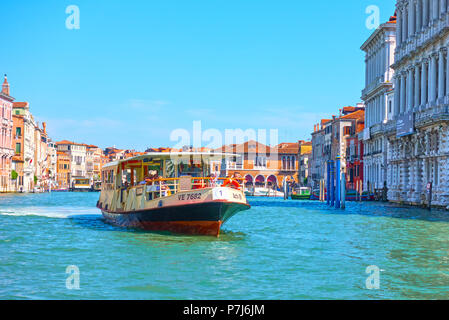 Venise, Italie - 16 juin 2018 : bus de l'eau Venise Vaporetto sur le Grand Canal à Venise Banque D'Images