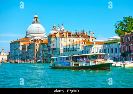 Venise, Italie - 16 juin 2018 : l'eau vénitien le vaporetto sur le Grand Canal près de l'église Santa Maria della Salute à Venise Banque D'Images