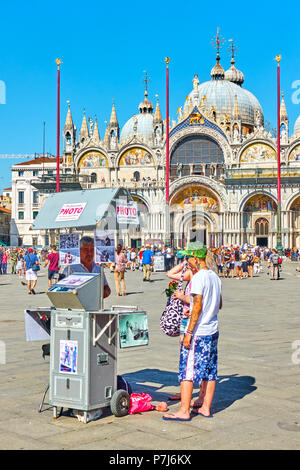 Venise, Italie - 15 juin 2018 : La Basilique de Saint-Marc à Venise et photo service kiosque sur la place Banque D'Images