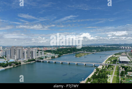 Avis de Pyongyang, Bridge, stade Rungrado Taedong et le fleuve Taedong, prise depuis le sommet de la tour Juche, Pyongyang, Corée du Nord Banque D'Images