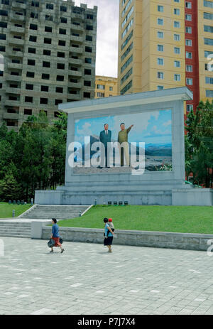 Images de Kim Il-sung et Kim Jong-il sont tous sur Pyongyang et la Corée du Nord Banque D'Images