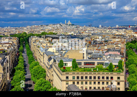 Toits de Paris vue aérienne panorama depuis le haut de l'Arc de Triomphe. Église Sacré-coeur lointain de Paris ou Basilique du Sacré-Cœur de Paris, France, Europe. Banque D'Images