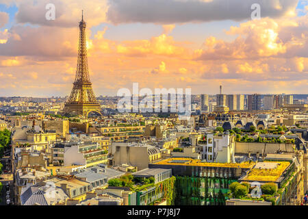 Paris sunset skyline vue aérienne du haut de l'Arc de Triomphe sur les Champs Elysees rue. La tour Eiffel Tour lointain Monument à Paris, France, Europe. Banque D'Images