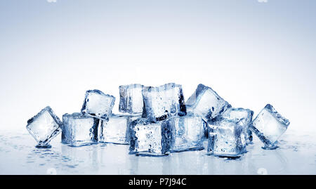 Des cubes de glace - Cool cristaux avec de l'eau Gouttes rafraîchissantes Banque D'Images