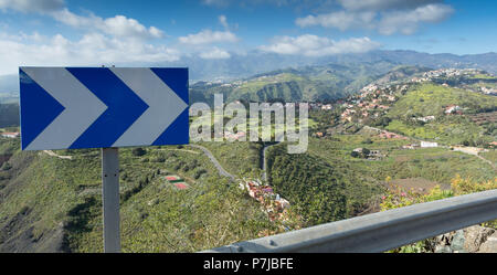 Chevron signe de route sur une route de montagne, Las Palmas, Gran Canaria, Îles Canaries, Espagne Banque D'Images