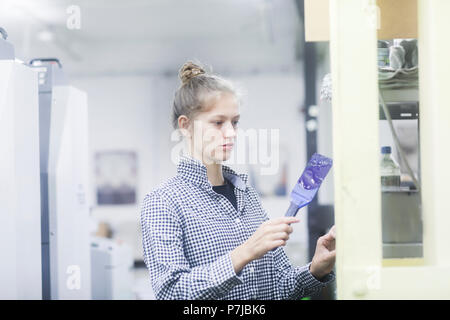 L'impression de mélange femme colorant dans une presse d'impression Banque D'Images