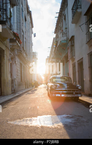 Une rénovation classic American voiture garée dans une rue de La Havane, Cuba Banque D'Images