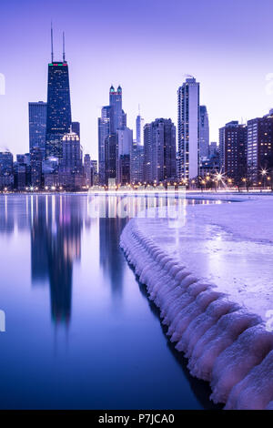 Réflexions sur les gratte-ciel de la ville dans le lac Michigan, Chicago, États-Unis
