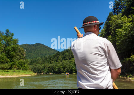 Sromowce Nizne, Pologne - 8 août 2016. Polish raftsman touristes radeaux sur la rivière Dunajec. Le rafting est une attraction touristique populaire dans Pienin Banque D'Images