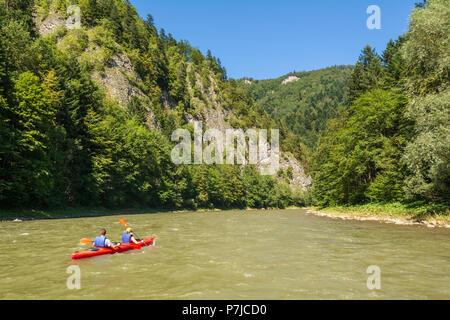 Kayak Rafting sur la rivière Dunajec dans le Parc National de Pieniny. Pologne Banque D'Images