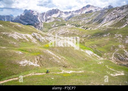 Femme vtt, parc national de Fanes-Sennes-Braies, Dolomites, Trentino, Tyrol du Sud, Italie Banque D'Images