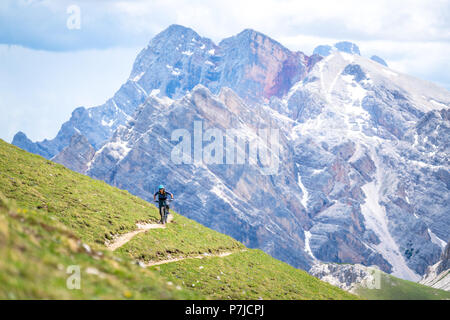 Femme vtt, parc national de Fanes-Sennes-Braies, Dolomites, Trentino, Tyrol du Sud, Italie Banque D'Images