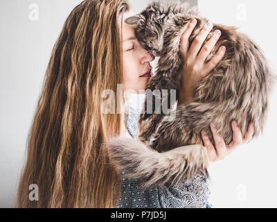 Femme élégante et fluffy kitten Banque D'Images