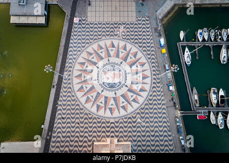 Lisbonne, Portugal - 23 juin 2018 : Vue aérienne de la mosaïque en marbre avec l'compasse rose au pied du Monument des Découvertes dans la ville o Banque D'Images