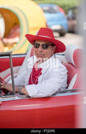 Les touristes américains profitez d'un circuit en voiture de La Havane par un Cuban-Armenian guide dans son cabriolet Chevrolet Classic 1950. Banque D'Images