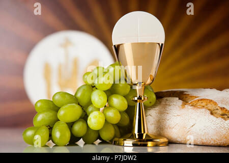 La sainte communion un calice doré avec des raisins et des gaufrettes pain Banque D'Images