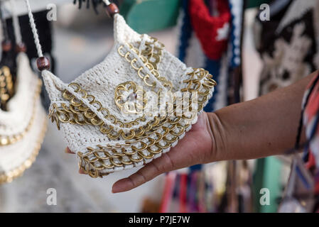 La création des femmes et divers sacs de tricots à une foire artisanale dans les rues de La Havane, Cuba. Banque D'Images