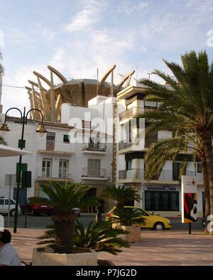 VISTA DEL ABSIDE DE LA IGLESIA DE NUESTRA SEÑORA DE LORETO DESDE UNA PLAZA DE Javea. Lieu : extérieur, Javea / Xabia, ALICANTE, Espagne. Banque D'Images