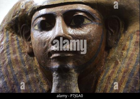 L'Égypte. Sarcophage en bois appartenant à un prêtre. 10e c. BC. Troisième période intermédiaire. Le Musée de l'Ermitage. Saint-pétersbourg. La Russie. Banque D'Images