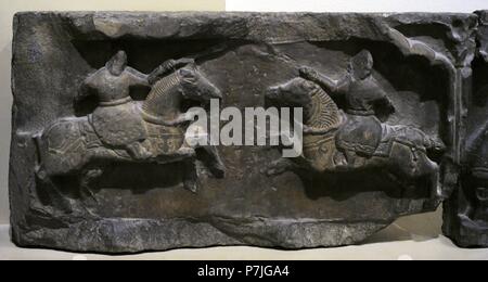 L'Art médiéval au Daghestan. Fragment de décoration architecturale des bâtiments. Cavaliers des combats. Schiste, la sculpture. Kubachi village, le Daghestan, la Russie. 14ème-début du 15ème siècle. Le Musée de l'Ermitage. Saint Petersburg. La Russie. Banque D'Images