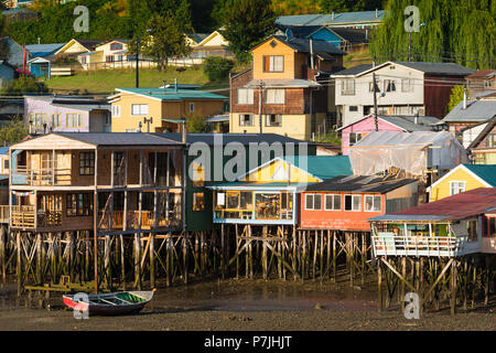 Des maisons sur pilotis traditionnelles savent comme palafitos dans la ville de Castro à l'île de Chiloé, dans le sud du Chili Banque D'Images