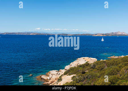 Une vue de l'eau claire de la mer Méditerranée et un groupe de rock formations dans une plage tranquille, dans la côte de Baja Sardinia, dans la célèbre Costa Banque D'Images