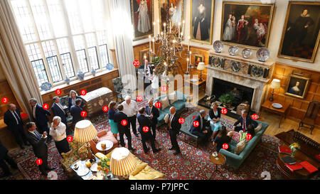 De 2100 SOUS EMBARGO VENDREDI 6 JUILLET Les membres du cabinet et des représentants du gouvernement se réunissent à Chequers, le premier ministre en matière de résidence de campagne, dans le Buckinghamshire, pour des entretiens sur Brexit. Les numéros comme suit : 1 - Jeremy Hunt, Secrétaire de la santé 2 - Brexit David Davis, Secrétaire 3 - Directeur des Communications au 10 Downing Street Robbie Gibb, 4 - Secrétaire de l'environnement Michael Gove, 5 - Commerce International Liam Fox, 6 secrétaire - Secrétaire au développement international - 7 Penny Mordaunt, le secrétaire à la défense, Gavin Williamson, 8 - Directeur de la politique de l'unité de l'Europe au Bureau du Cabinet Catherine Webb Banque D'Images