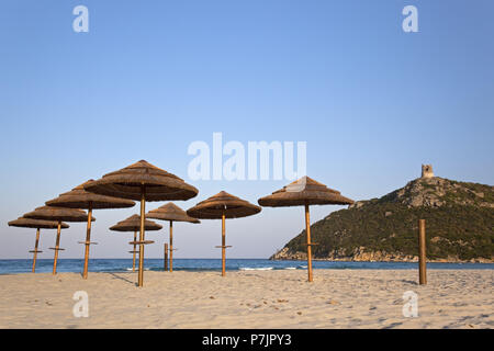 Italie, Sardaigne, côte sud, province de Cagliari, Castiadas, Villasimius, Spiaggia del Simius, parasols, Torre di Porto Giunco, tour Sarrasine, Banque D'Images