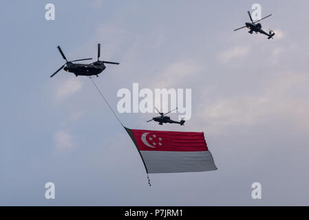 Répétition, fête nationale, anniversaire de l'indépendance de Singapour le 9 août, l'armée nationale de l'affichage des hélicoptères au-dessus de la Baie des Sables bitumineux couleurs Marina Banque D'Images