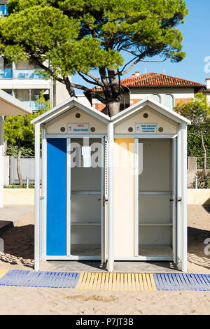 Vue de deux vestiaires ouvert sur la plage, l'architecture sur la plage de Lignano Banque D'Images