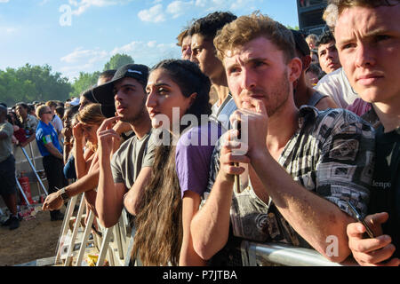 Les festivaliers à observer une minute de silence, organisé par le temps d'arrêter de campagne de sensibilisation sur les 70 jeunes assassinés à Londres depuis le début de l'année, le premier jour du festival sans fil à Finsbury Park, au nord de Londres. Banque D'Images