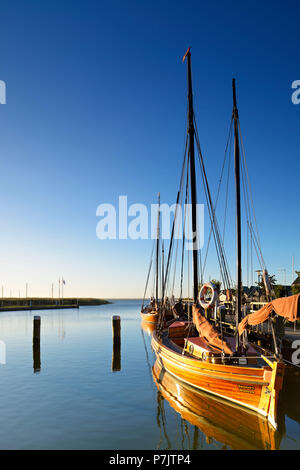 Allemagne, Bavière, Forêt Noire, la péninsule de Darss, Alpirsbach Althagen, traditionnel 'Zeesenboote" (bateaux de pêche) dans le port le long du Saaler Bodden, lumière du matin Banque D'Images