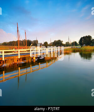 L'Allemagne, de Mecklembourg-Poméranie occidentale, Fischland-darss-Zingst, péninsule de Darss, Wieck am Darß, port, embarcadère à Bodstedter Bodden, lumière du matin Banque D'Images