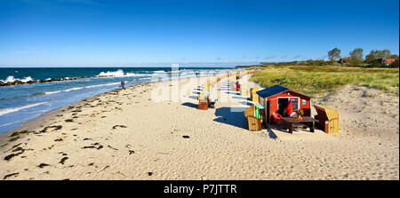 L'Allemagne, de Mecklembourg-Poméranie occidentale, Fischland-darss-Zingst, Wustrow, jour de tempête sur la plage, automne, vue sur la mer Baltique, chaises de plage Banque D'Images