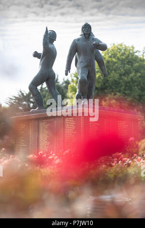 Une statue dans le jardin du souvenir Piper Alpha à Aberdeen's Hazlehead Park, où un service est de prendre place pour se souvenir des 167 hommes qui ont perdu la vie dans la catastrophe Piper Alpha il y a 30 ans. Banque D'Images