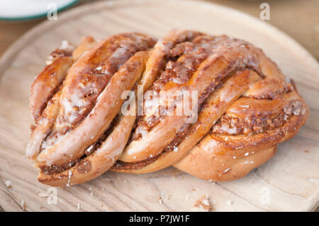Hefezopf" (pain levure sucrée tressée), gâteau, planche de bois Banque D'Images