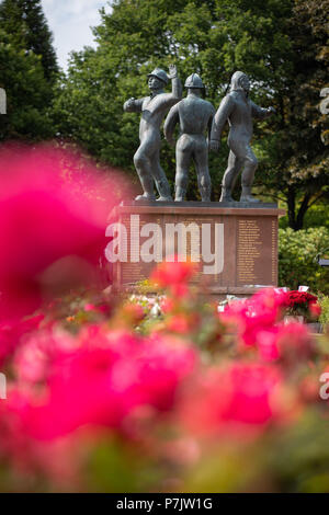 Une statue dans le jardin du souvenir Piper Alpha à Aberdeen's Hazlehead Park, où un service est de prendre place pour se souvenir des 167 hommes qui ont perdu la vie dans la catastrophe Piper Alpha il y a 30 ans. Banque D'Images