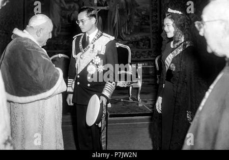 Vatican les Royals de la Thaïlande, Bhumibol Adulyadej et Sirikit Kitigakara, lors d'une visite au Pape Jean XXIII le 1 octobre 1960 Banque D'Images