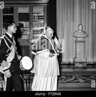 Vatican les Royals de la Thaïlande, Bhumibol Adulyadej et Sirikit Kitigakara, lors d'une visite au Pape Jean XXIII le 1 octobre 1960 Banque D'Images