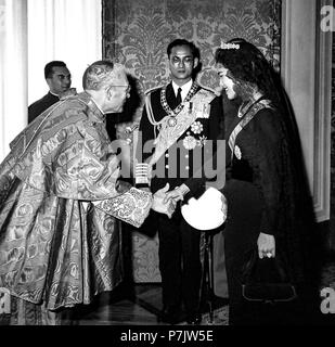 Vatican les Royals de la Thaïlande, Bhumibol Adulyadej et Sirikit Kitigakara, lors d'une visite au Pape Jean XXIII le 1 octobre 1960 Banque D'Images