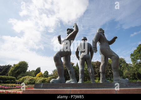 Une statue dans le jardin du souvenir Piper Alpha à Aberdeen's Hazlehead Park, où un service est de prendre place pour se souvenir des 167 hommes qui ont perdu la vie dans la catastrophe Piper Alpha il y a 30 ans. Banque D'Images