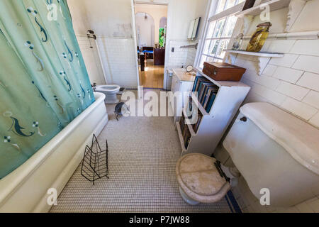 La salle de bains à la Finca, VigÃ-a la maison d'Ernest Hemingway à San Francisco de Paula Ward à La Havane, Cuba Banque D'Images