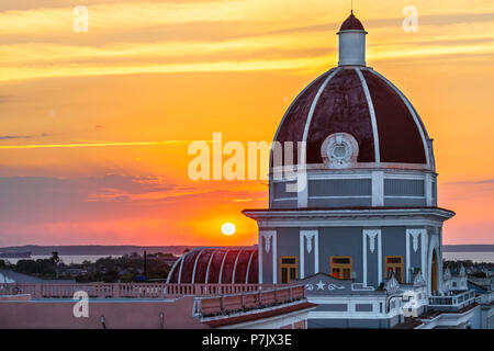 Antiguo Ayuntamiento, accueil de l'immeuble du gouvernement provincial à Cienfuegos, Cuba, au coucher du soleil. Banque D'Images