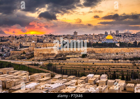 Jérusalem, Israël vieille ville à la tombée de la montagne des Oliviers. Banque D'Images